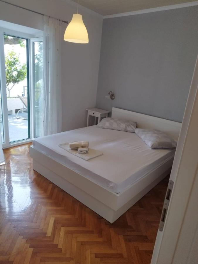 Apartments Mare - 150 M From Beach Брела Екстериор снимка