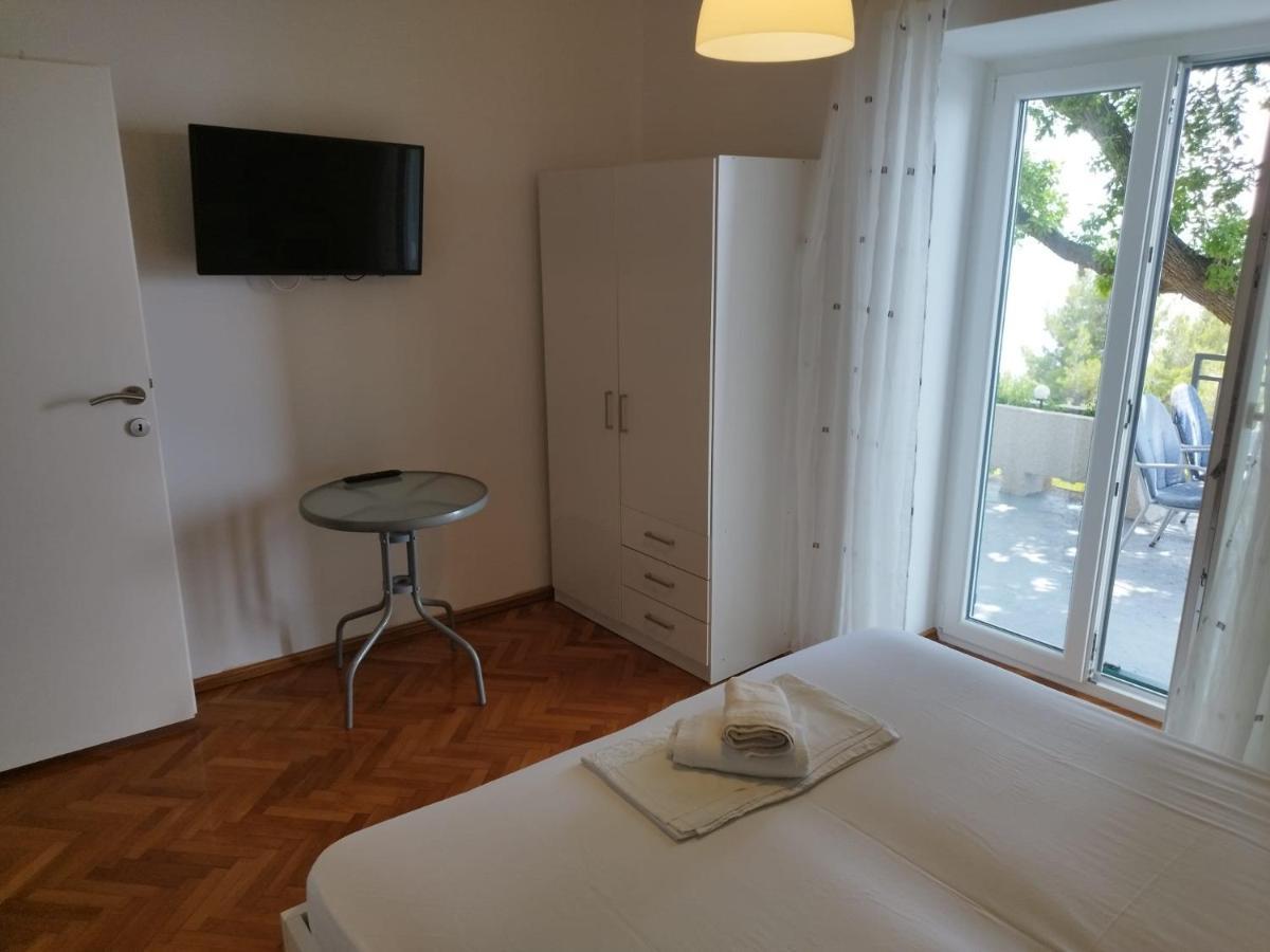 Apartments Mare - 150 M From Beach Брела Екстериор снимка
