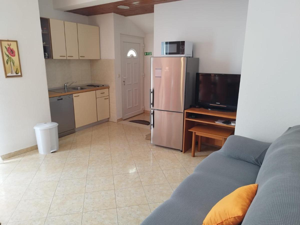 Apartments Mare - 150 M From Beach Брела Екстериор снимка