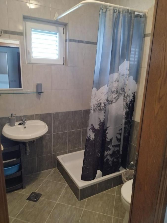Apartments Mare - 150 M From Beach Брела Екстериор снимка